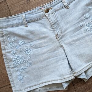 Floral Embroidered Floral Light Denim Shorts - 4" inseam Stretch‎ Cotton - Sz 12
